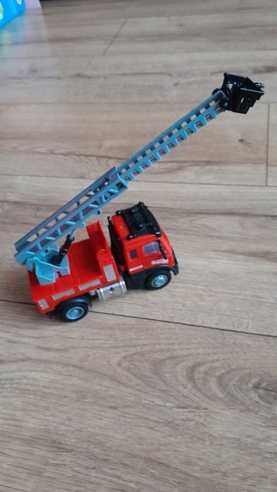 Wóz strażacki z wysuwana drabiną.