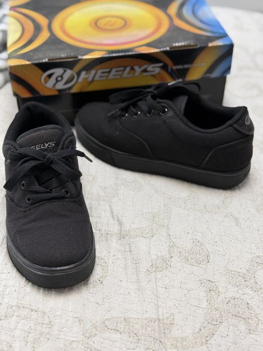Heelys роликові кеди.