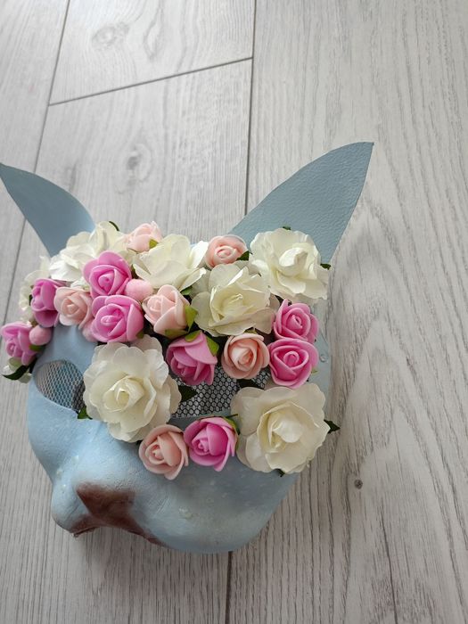 Maska kota niebieskiego z kwiatami