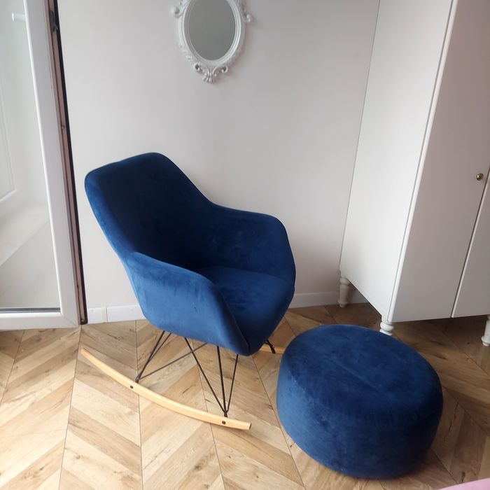 Granatowy fotel bujany z podnóżkiem