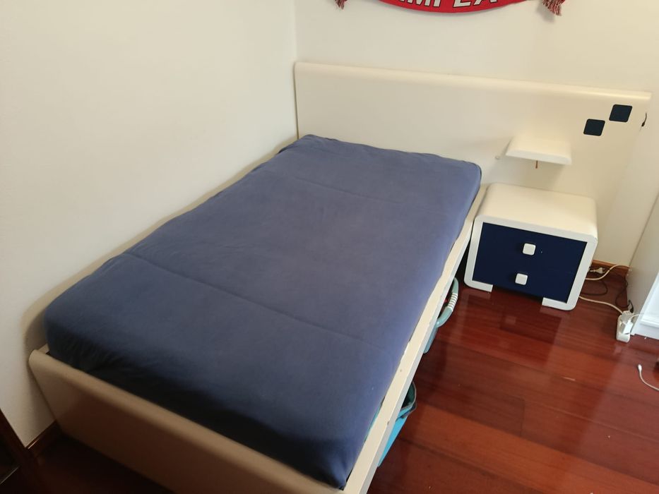 Oportunidade-Cama com cabeceira e mesa de cabeceira, c/estrado