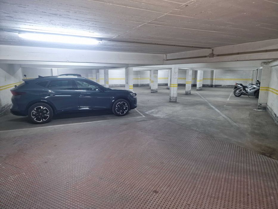 **Parqueamento no Cacém – 16 m²**