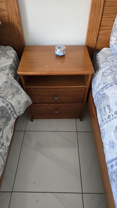 4 camas solteiro + 2 mesas de cabeceira