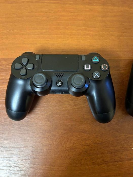 Продам PS4 Pro. В гарному стані.