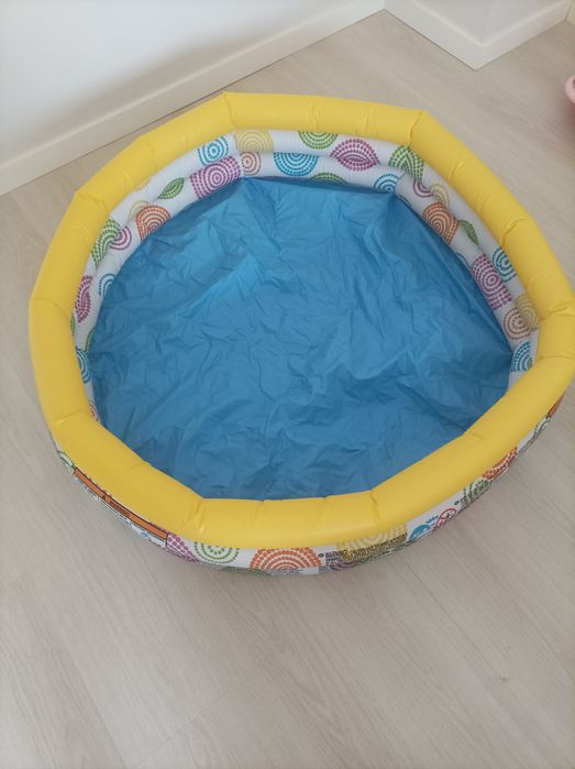 Piscina para bolas ou água pequena