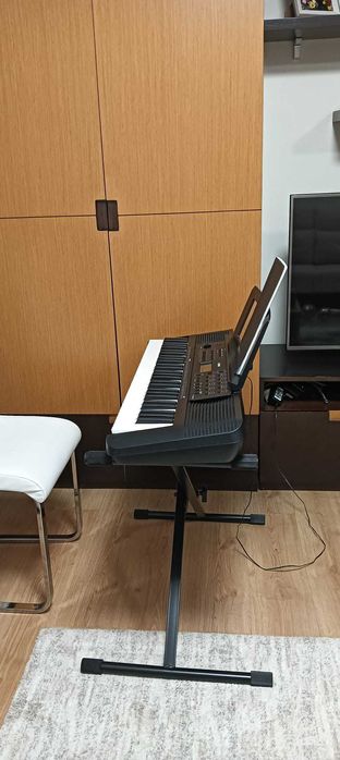 Teclado / Piano digital Yamaha PSR-E273 / YPT-270 | 61 teclas | Como novo