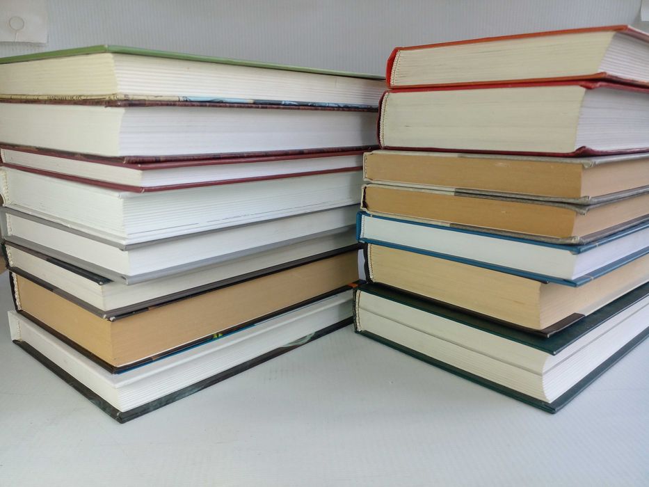 Книги на разную тематику.