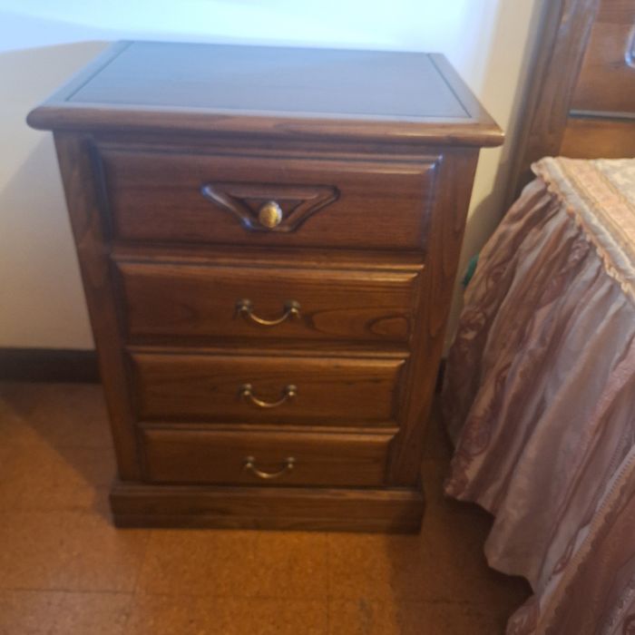 Mobilia de quarto de boa madeira e elegante