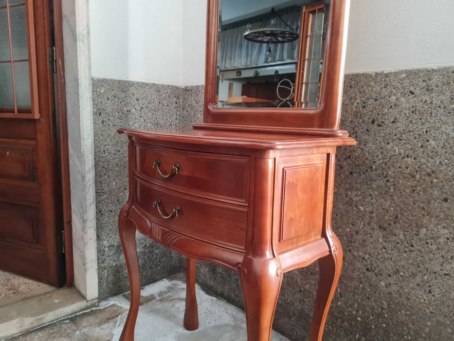 Móvel com Espelho Biselado em Cerejeira