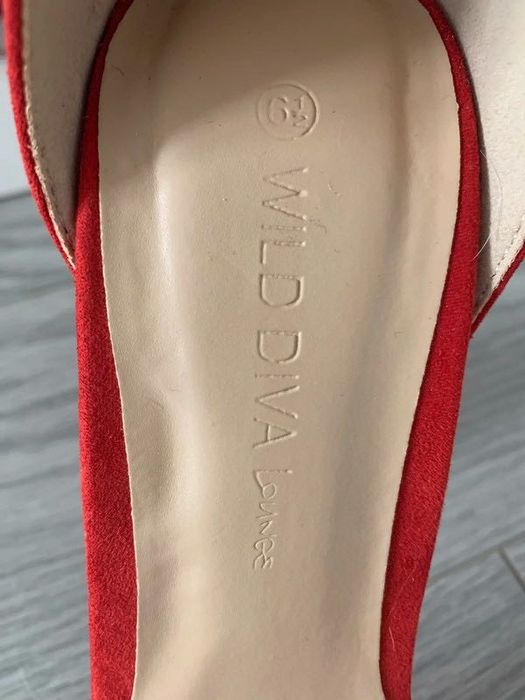 Sandálias vermelhas de veludo nº 37