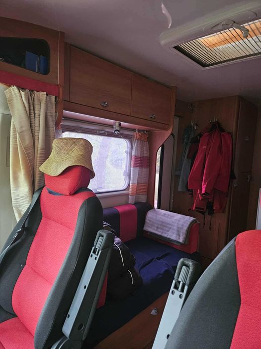 Kamper ROMER w idealnym stanie, z platformą na dwa rowery elektryczne oraz solarem.