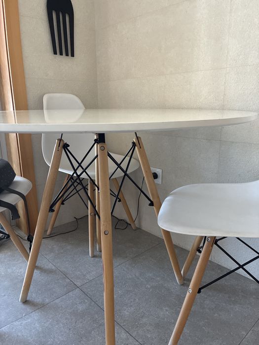 Mesa Cozinha com tampo redondo e cadeiras