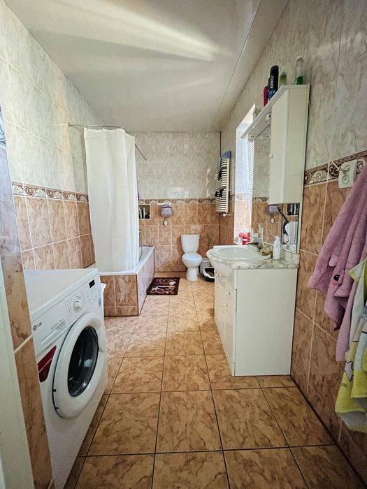 Приватний будинок в Дрогобичі (через дорогу власний бізнес - магазин)