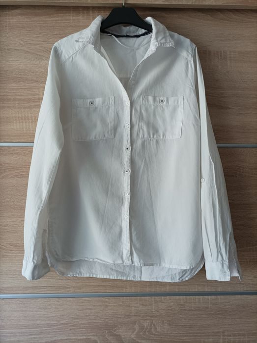 Biała koszula na długi rękaw