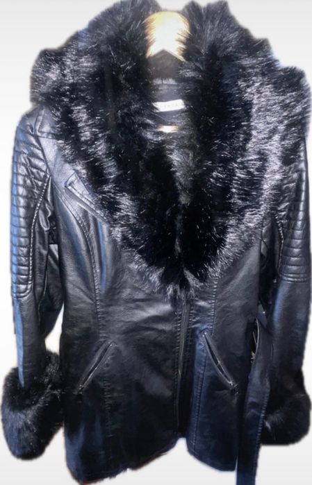 Casaco todo forrado no interior.