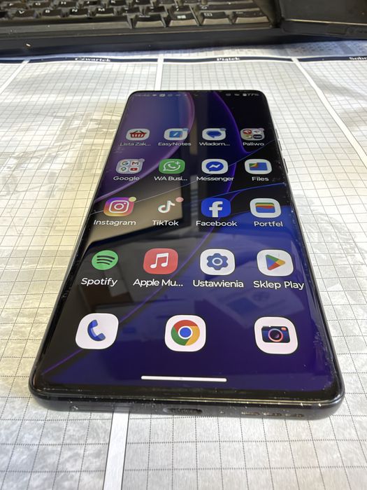 Motorola Edge 40 8/256 - komplet, stan bardzo dobry