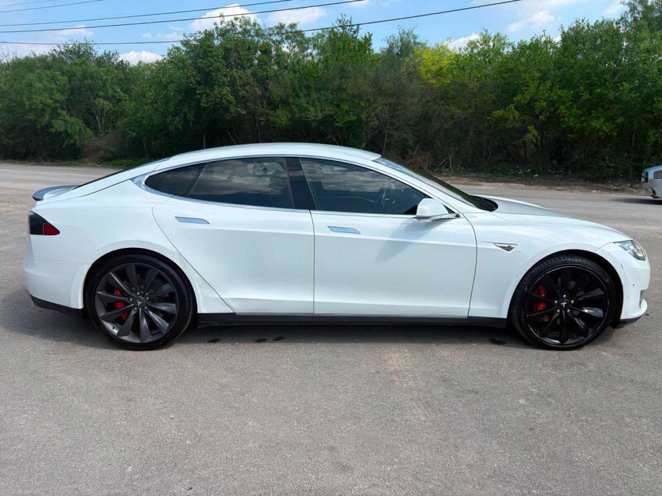 Tesla Model S P85D      2015