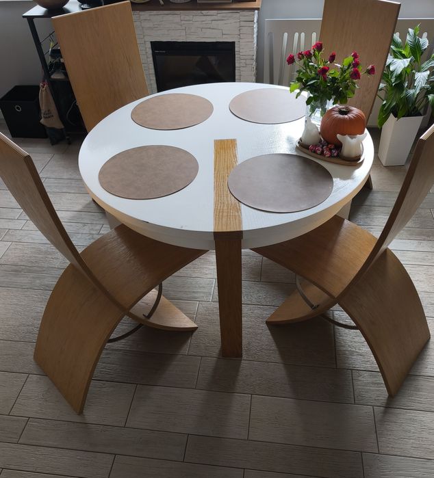 Sprzedam drewniany stół z drewnianymi krzesłami