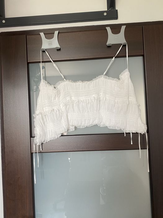 Biały crop top Stradivarius