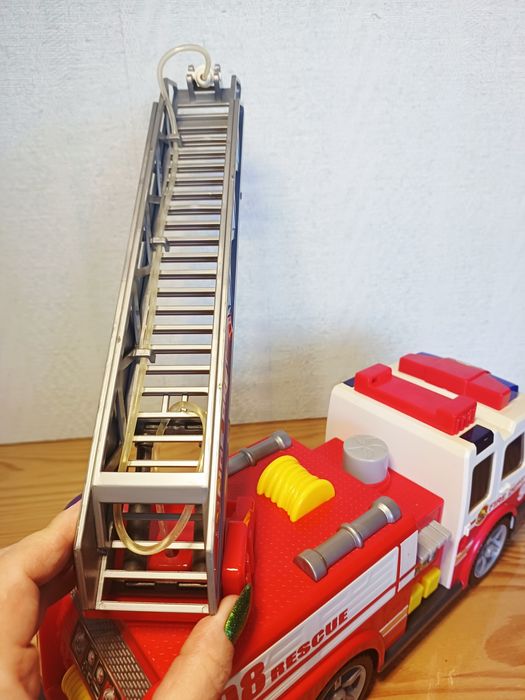 Пожежна машина Dickie Toys стріляє водою