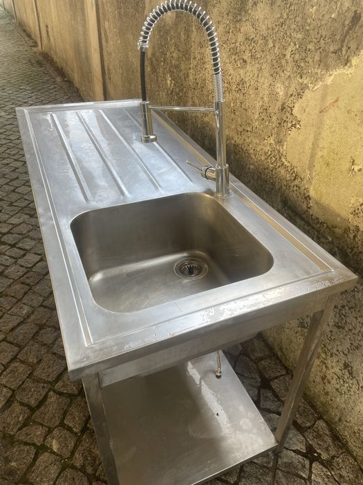 Bancada c/ pia industrial e torneira de mangueira - Profissional