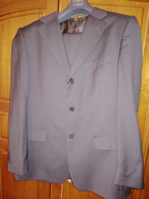 Fatos de homem, castanho e azul