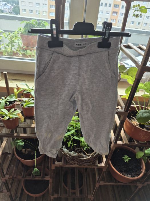 Szare spodnie dresowe rozmiar 104