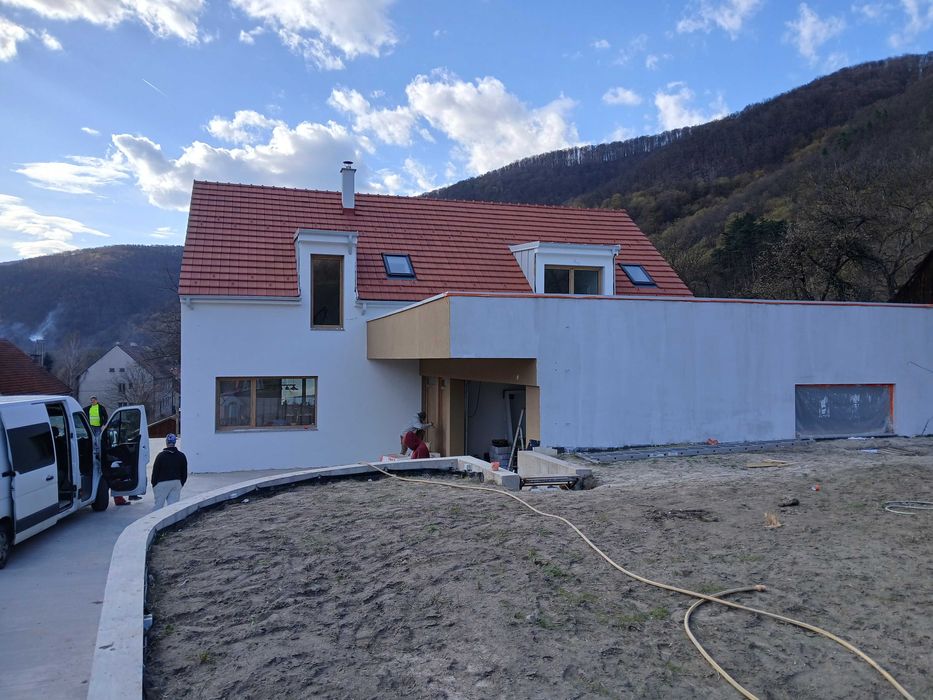 Wylewki maszynowe, tynki maszynowe, docieplenia budynków.