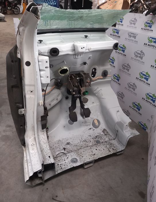 Frente em chapa lado condutor Peugeot 208