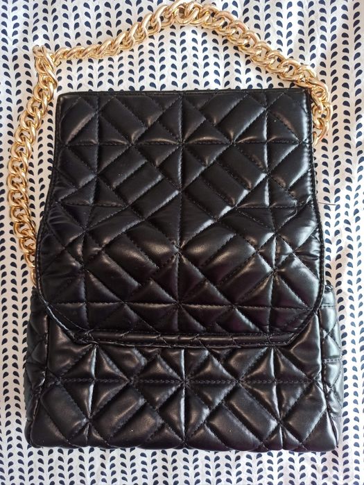 Clutch almofadada preta NOVA com alça dourada!