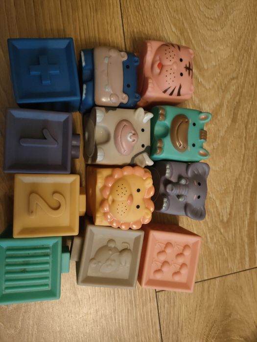 Zabawki dla niemowlaka (grzechotki, miekkie klocki)