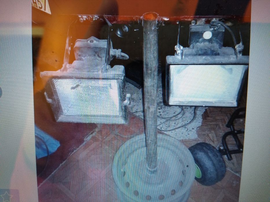 Halogeny z podstawą i kablami