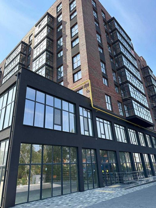 Великі світлі панорамні вікна. Оренда приміщення в новому будинку.