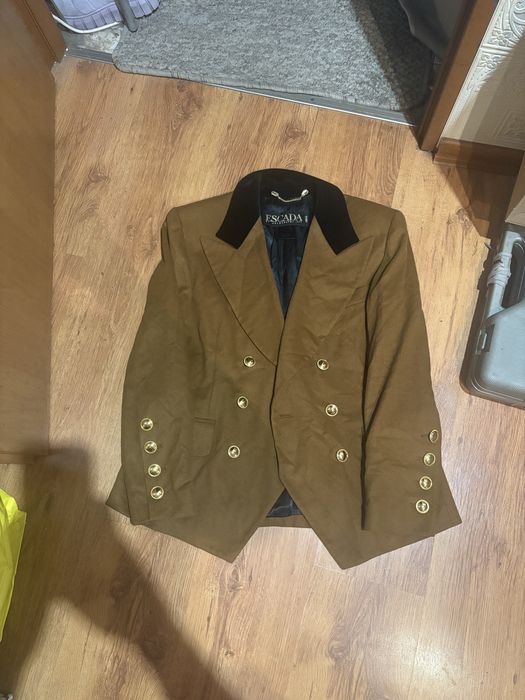 Dwurzedowa Elegancka marynarka Escada