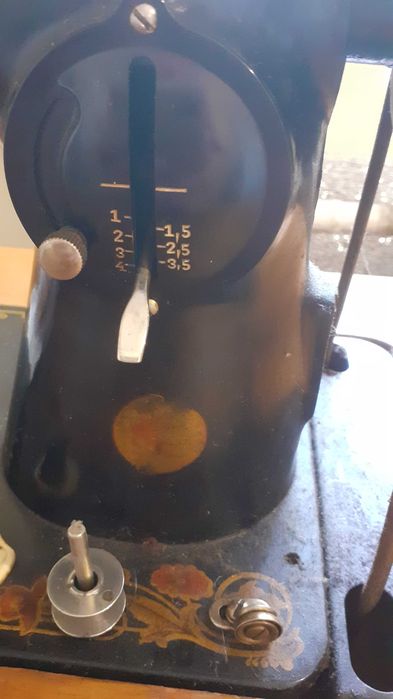 продам швейную машинку с ножным приводом. состояние отличное.