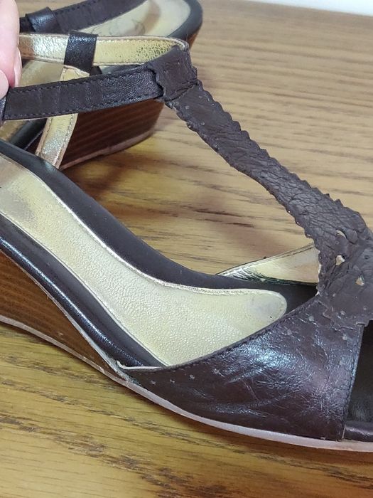 Sandálias em pele castanha