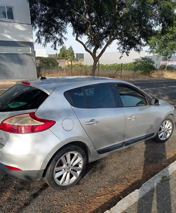 Vendo Renault Mégane 1.5 dCi de 2011 em bom estado geral, muito confortável, económico e pronto a circular.