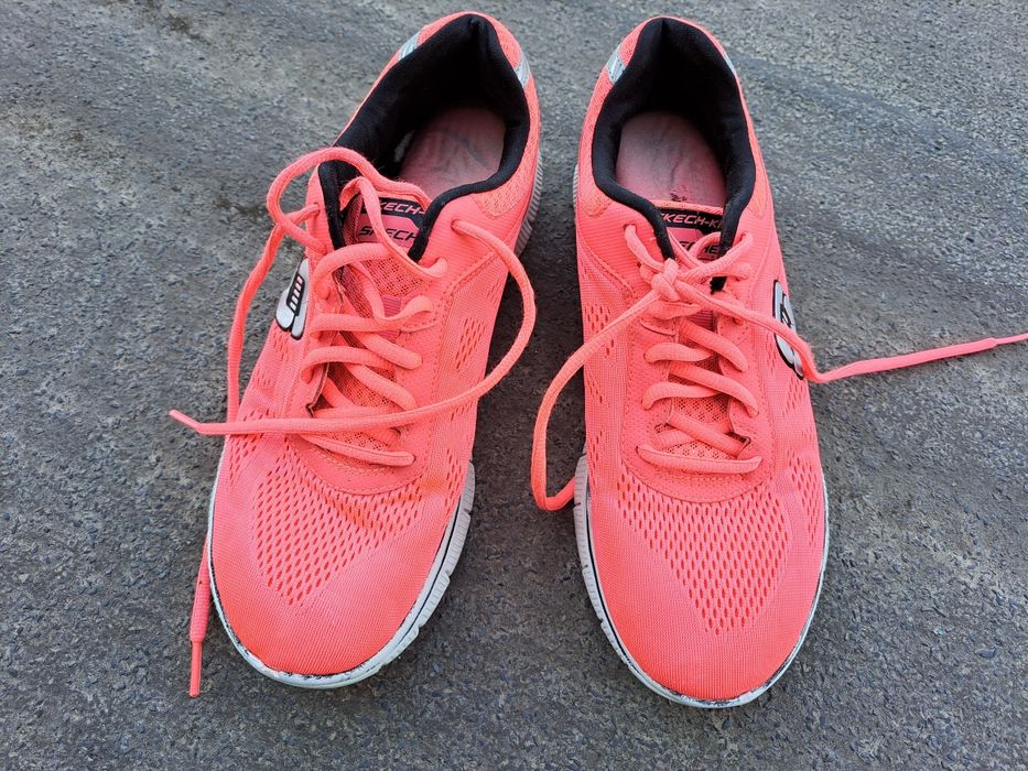 Кросівки жіночі  40- 41 рр