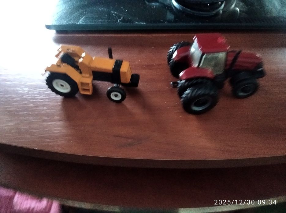 Моделі тракторів та інших 1:64,1:87,1:50.