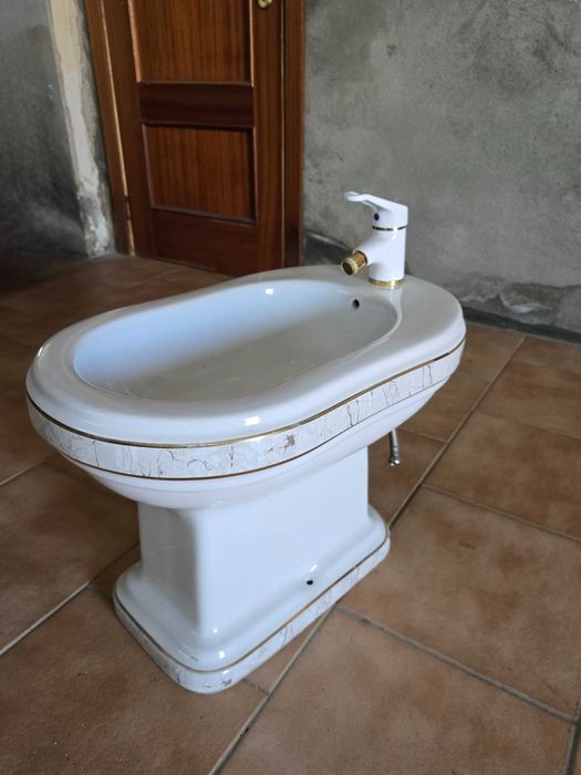 Bidé branco e dourado