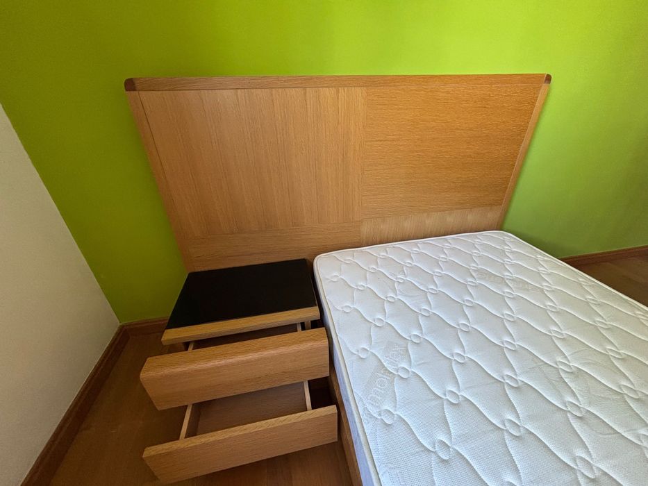 Cama individual + mesa de cabeceira integrada (2 gavetoẽs) + colchão