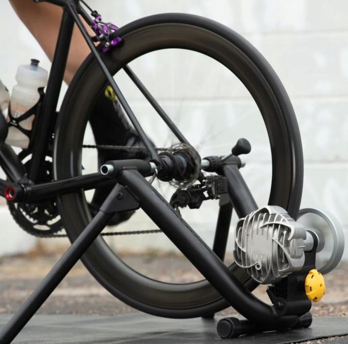 Trenażer Saris Fluid 2 + podstawka + opona schwalbe 28