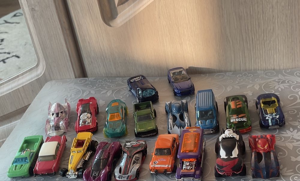 19 шт машинок hot wheels та інші
