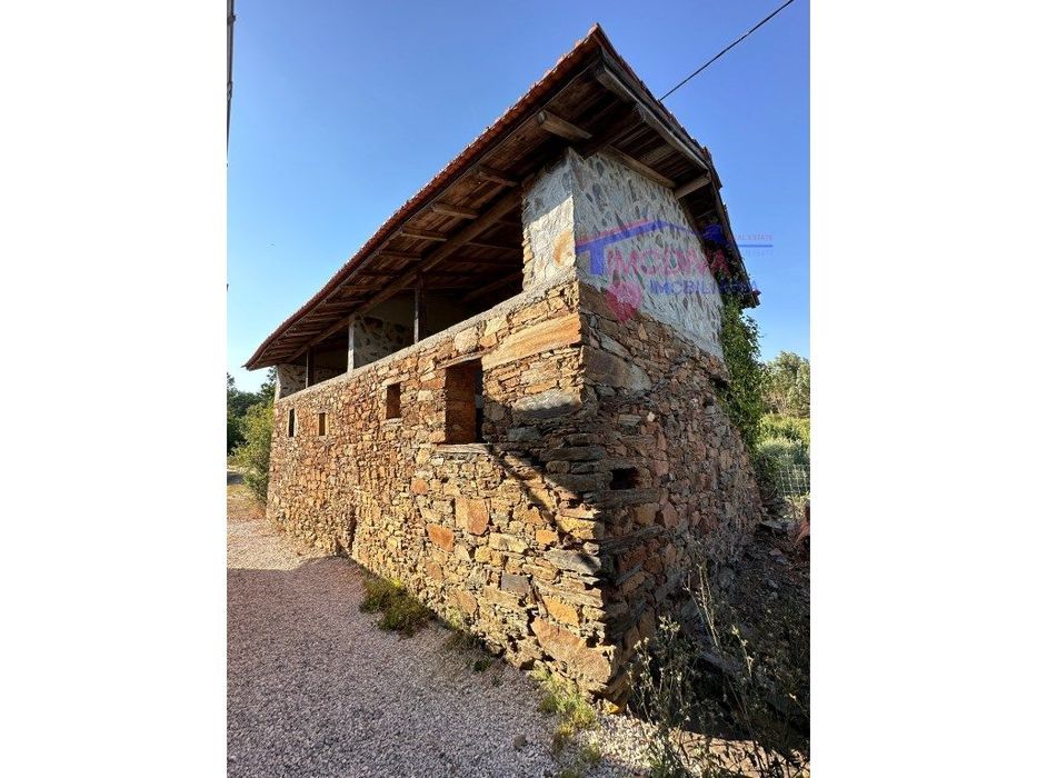 Moradia em pedra de traça rústica com terreno de 3110m2 — Graça, Leiria