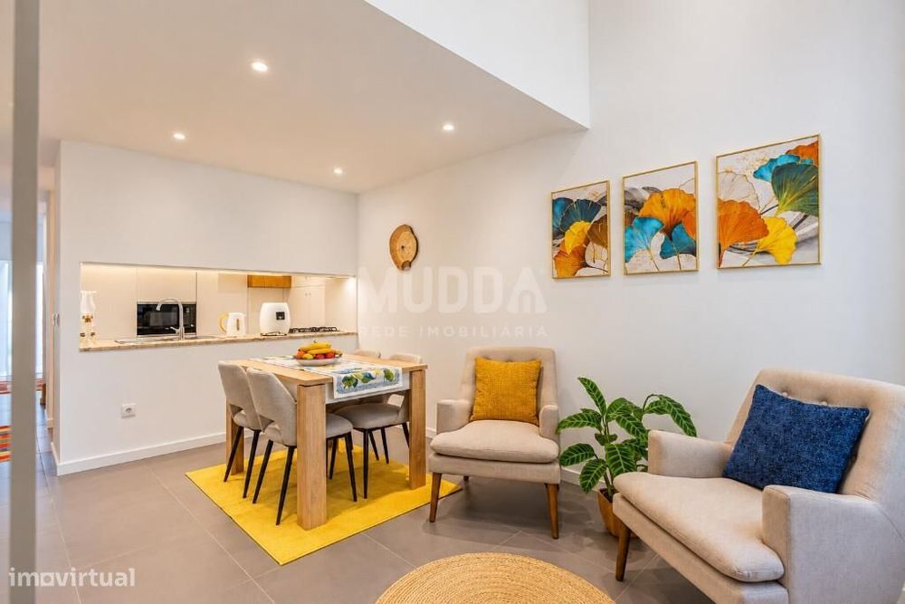 Moradia totalmente remodelada em 2025 — charme, modernidade e um jardi