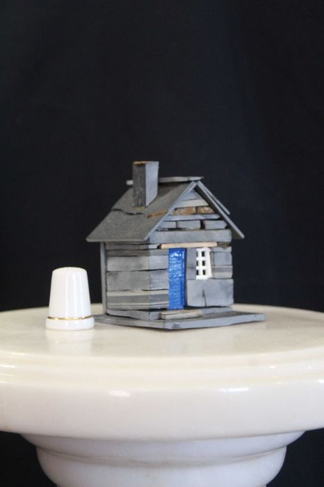 Pequena casa de xisto vintage em miniatura feita à mão, anos 90