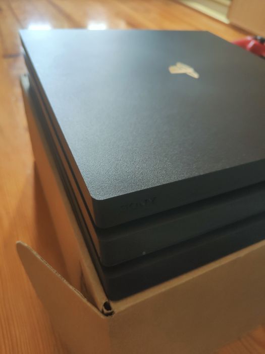 PS4 (PlayStation 4) Pro + 2 Comandos