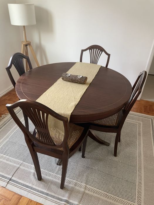 Mesa jantar extensível + 4 cadeiras