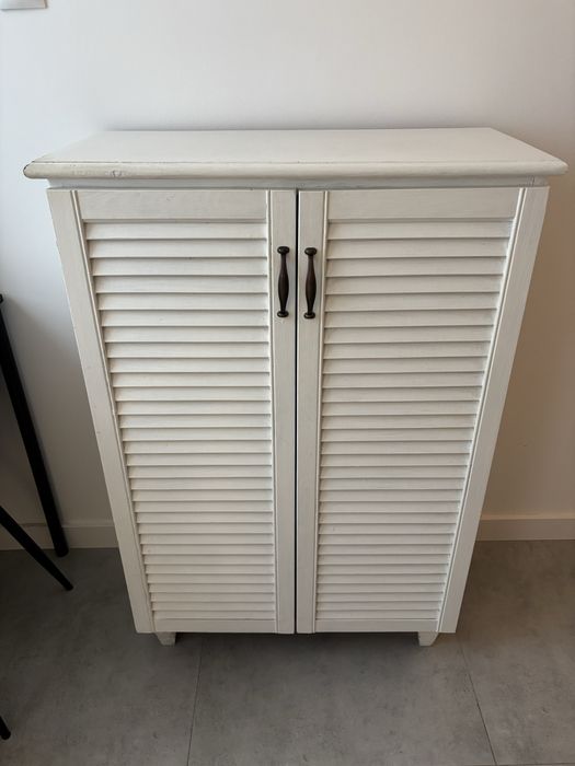 Drewniana szafka / komoda z ażurowymi frontami