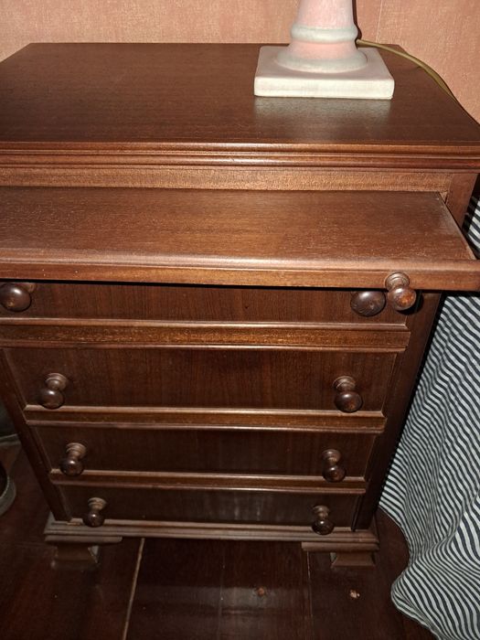 Mesa de cabeceira em mogno maciço